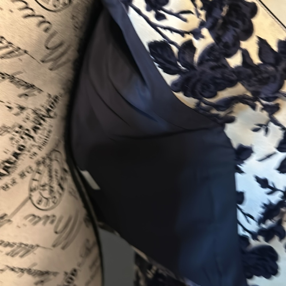 Tory Burch blazer. I wore to court a couple of times Size 6. Runs true to size - Picture 3 of 8